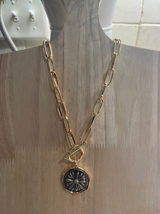 Sparkling Daisy Necklace